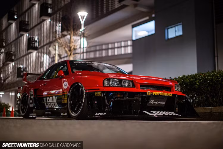 Không chỉ là một gói độ khiến chiếc xe trở nên khác biệt như thường, gói độ mà Liberty Walk dành cho R34 lần này còn hướng đến sự hoài cổ và tri ân đến một mẫu xe đua tại giải đua Super Silhouette của Nhật Bản vào giữa những năm 80, thế kỷ 20.