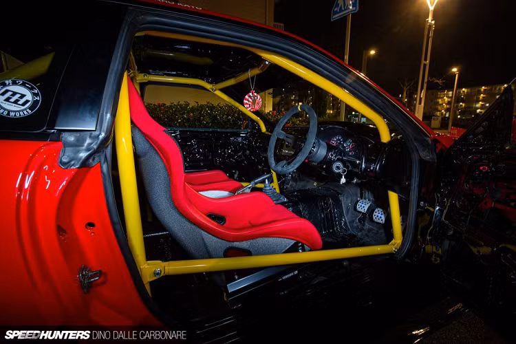 Liberty Walk trang bị cho bản độ này bộ mâm Yokohama Advan Racing GT kích thước 18 inch đi cùng với các miếng đệm bánh xe nhằm đưa chúng ra ngoài, thích hợp hơn với phần ngoại thất được mở rộng của chiếc xe này. Tương tự như những sản phẩm Liberty Walk khác, xe cũng được trang bị hệ thống nâng hạ gầm bằng hệ thống treo khí nén đến từ AirRex.