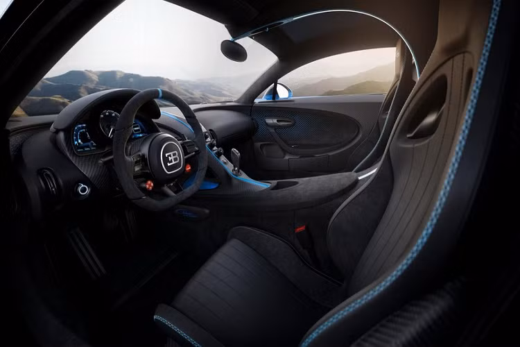 Bộ vành này đi kèm lốp Bugatti Sport Cup 2 R đặc biệt do hãng Michelin phát triển riêng cho Chiron Pur Sport với kích thước 285/20 R20 trước và 355/25 R21 sau.