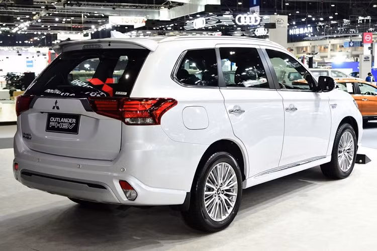Ở bản GT Premium, Mitsubishi Outlander PHEV 2021 sẽ có đèn pha LED, ghế bọc da khâu quả trám sang trọng hơn và cửa cốp chỉnh điện. Thêm vào đó là những tính năng an toàn chủ động như phanh khẩn cấp tự động, hệ thống kiểm soát hành trình chủ động, hỗ trợ giữ làn đường, phát hiện điểm mù, cảnh báo phương tiện cắt ngang khi lùi, kiểm soát tránh đạp nhầm chân ga và đèn pha tự động.
