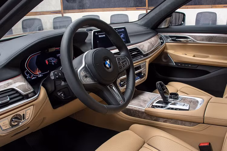 Ngoài ra, bộ mâm của chiếc xe sang BMW 750Li 2020 này xuất hiện với thiết kế đa chấu, đường kính 21-inch và lớp bề mặt màu Xám Orbit Grey. Đây là một trang bị thiết thực bởi có lẽ một bộ mâm 20-inch sẽ là không đủ với một chiếc sedan “bành trướng” như 7-Series.