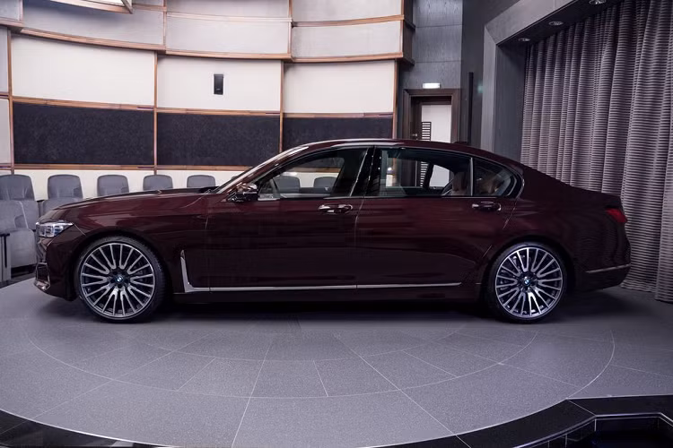 Cụ thể, mức công suất hiện tại trên chiếc 750Li xDrive này đạt ngưỡng 523 mã lực và 750 Nm, cao hơn hai con số 445 mã và 650 Nm trên phiên bản cũ. Với khối sức mạnh này, BMW 750 Li xDrive 2020 có khả năng tăng tốc từ 0 lên 96 km/h chỉ trong 4 giây, theo nhà sản xuất công bố.