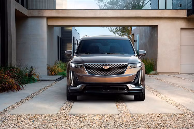 AddArmor là một công ty chuyên môn thực hiện các gói trang bị bọc giáp bảo vệ bổ sung cho những mẫu xe thông thường, phục vụ những người mong muốn có thêm một lớp bảo trước các nguy cơ bên ngoài. Trong quá khứ, công ty này đã từng chế tạo một chiếc Cadillac Escalade chống đạn và thậm chí biến đổi một chiếc Audi RS7 thành xe bọc giáp nhanh nhất thế giới.