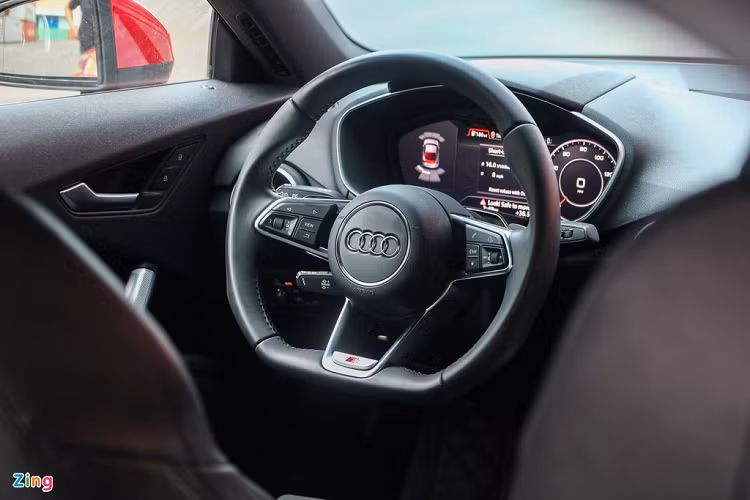 Ở bên trong, Audi TT có khoang lái được thiết kế đơn giản. Màn hình giải trí và hệ thống nút bấm được loại bỏ. Vô-lăng là loại D-Cut bọc da, tích hợp các nút chức năng.