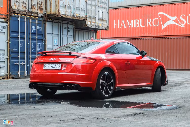 Chiếc Audi TT tại Sài Gòn này là phiên bản tiêu chuẩn, thuộc đời 2017. Để chiếc xe 2 cửa trở nên đặc biệt, chủ nhân đã trang bị gói độ chính hãng của ABT Sportsline. ABT Sportsline là hãng độ danh tiếng có trụ sở tại Đức. Phần lớn sản phẩm của ABT Sportsline dựa trên nền tảng xe Audi.