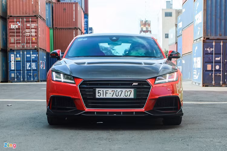Audi TT đời 2017 thuộc thế hệ thứ 3, được phát triển trên nền tảng MQB của Volkswagen Group. Xe có các số đo kích thước dài x rộng x cao tương ứng là 4.180 x 1.832 x 1.353 (mm), chiều dài cơ sở 2.505 mm.