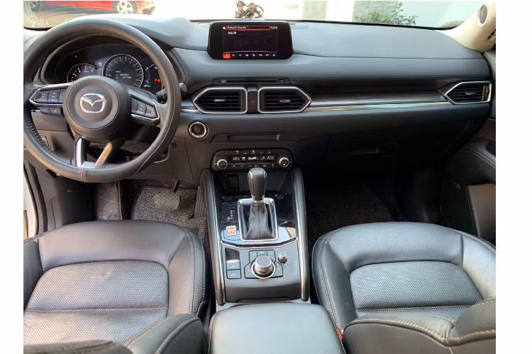 Không rõ lý do vì sao chủ nhân chiếc CX-5 này lại bán xe và chấp nhận mất khoảng 200 triệu đồng. Tuy nhiên, với những khách hàng có ý định mua Mazda CX-5 bản full options thì đây là một chiếc xe "lướt" có mức giá bán lại khá hợp lý. Thay vì mua xe mới, người mua sẽ tiết kiệm được một khoản chi phí kha khá.