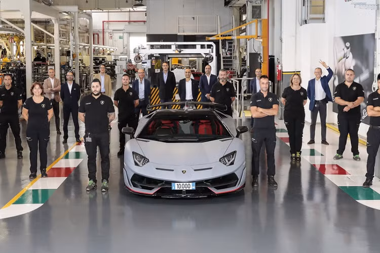 Chiếc Lamborghini Aventador thứ 10.000 là chiếc SVJ Roadster màu xám Grigio Acheso, nội thất màu đỏ Rosso Mimir. Chiếc SVJ Roadster này được sản xuất theo yêu cầu của một vị khách tại Thái Lan.