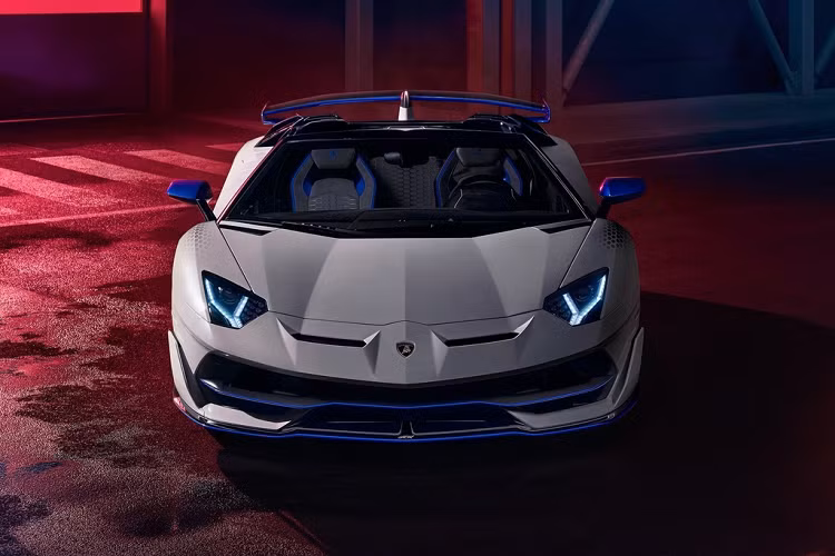 Hai năm sau, Aventador SVJ được ra mắt với nhiều nâng cấp và phá vỡ kỷ lục tại trường đua Nurburgring. Siêu xe này hoàn thành một vòng trường đua Nurburgring trong thời gian 6 phút 44,97 giây.