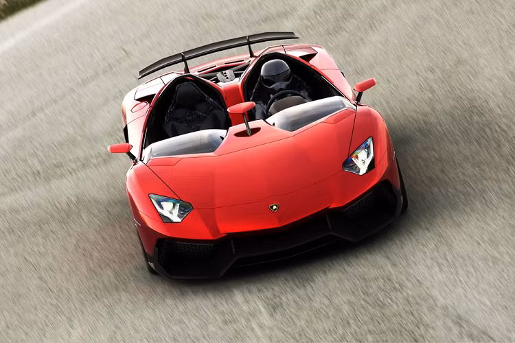 Trước khi ra mắt Aventador LP 700-4 Roadster, hãng siêu xe Italy đã giới thiệu chiếc mui trần độc bản Aventador J tại triển lãm Geneva (tháng 3/2012). Chiếc Aventador độc nhất vô nhị này sở hữu sức mạnh tương đương Aventador tiêu chuẩn với vận tốc tối đa 300 km/h.