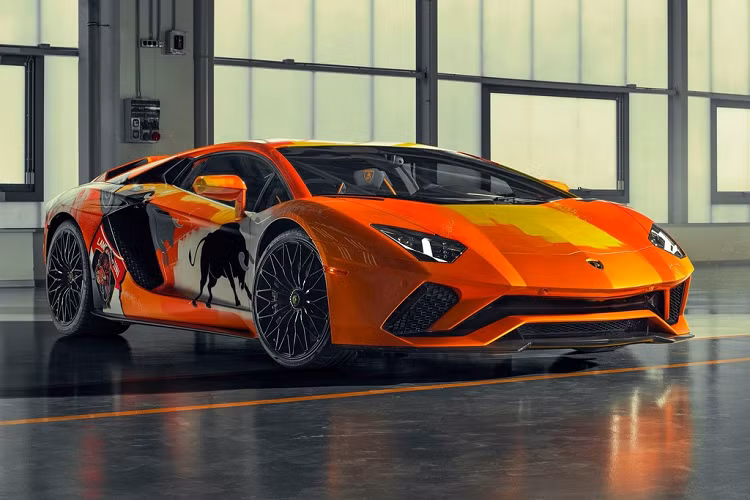 Câu chuyện của dòng siêu bò này tiếp tục với Aventador S, được giới thiệu vào năm 2016. Lamborghini Aventador S là phiên bản nâng cấp của Aventador với sự bổ sung các chi tiết khí động học ở ngoại thất và động cơ được tinh chỉnh. Động cơ trên Aventador S vẫn là loại V12 6.5L nhưng được nâng cấp để cho ra sức mạnh 740 mã lực.