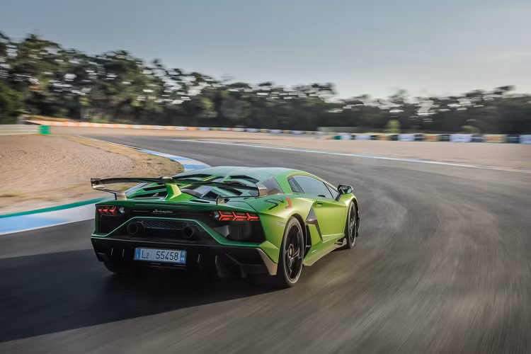 Aventador SVJ Roadster được trang bị động cơ hút khí tự nhiên V12 6.5L, sản sinh công suất 759 mã lực và mô-men xoắn 720 Nm. Đi kèm với động cơ là hộp số 7 cấp và hệ dẫn động 4 bánh. Siêu bò có khả năng tăng tốc 0-100 km/h trong 2,9 giây, vận tốc tối đa hơn 350 km/h.
