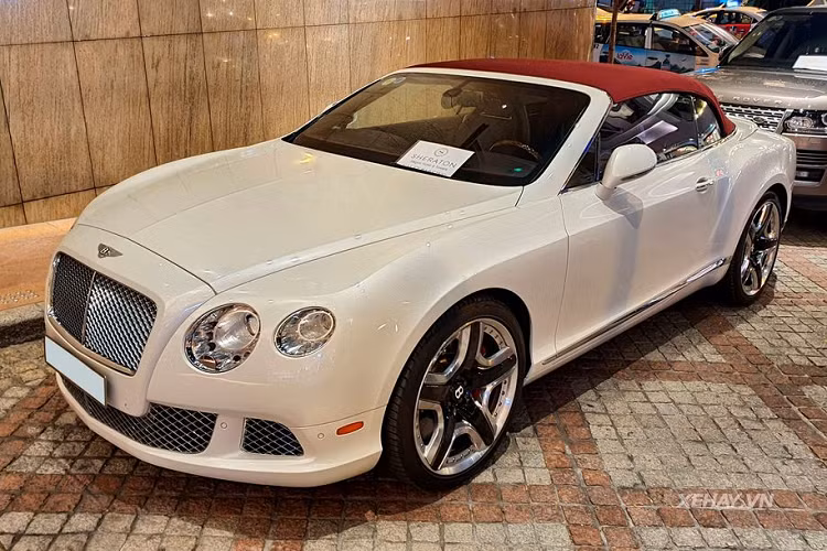Chi tiết đèn xi-nhanh ở thân xe đã hé lộ nguồn gốc nhập khẩu chiếc Bentley này là ở Mỹ