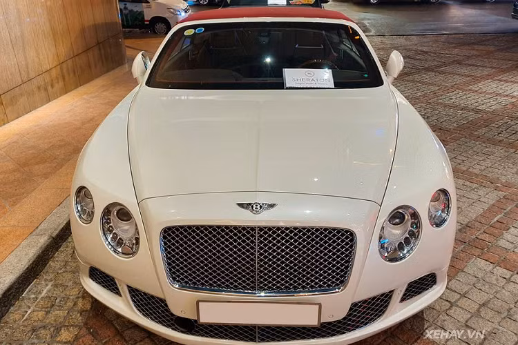 Theo hãng siêu xe Anh Quốc, bộ mui bằng vải trên GTC W12 Mulliner được chế tạo rất công phu nhằm đáp ứng tối đa yêu cầu cách âm của xe. Bên cạnh đó, bộ mui này được gập đóng/mở hoàn toàn bằng điện với thời gian chỉ tư 18 - 22 giây và có thể hoạt động ngay cả khi xe đang di chuyển.