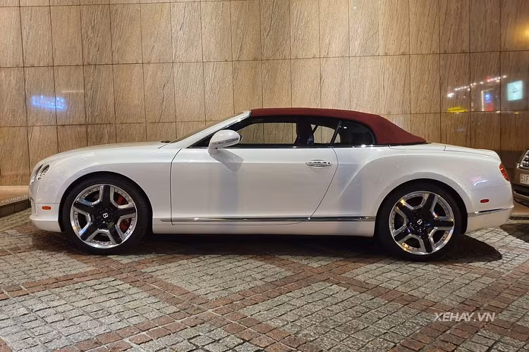 "Trái tim" của GTC W12 Mulliner này là khối động cơ W12 tăng áp kép 6.0L đình đám, sản sinh công suất 567 mã lực và 700 Nm mô-men xoắn. Sức mạnh kể trên hoàn toàn không thua kém các mẫu hyper car trên thị trường hiện nay. Nhờ đó, Bentley Continental GTC W12 Mulliner có thể tăng tốc từ 0 - 96 km/h chỉ trong khoảng thời gian 4.5 giây trước khi cán mốc 314 km/h. Hiện giá xe Bentley Continental GTC W12 Mulliner đang được rao bán với mức10,8 tỷ đồng tại TP.HCM.