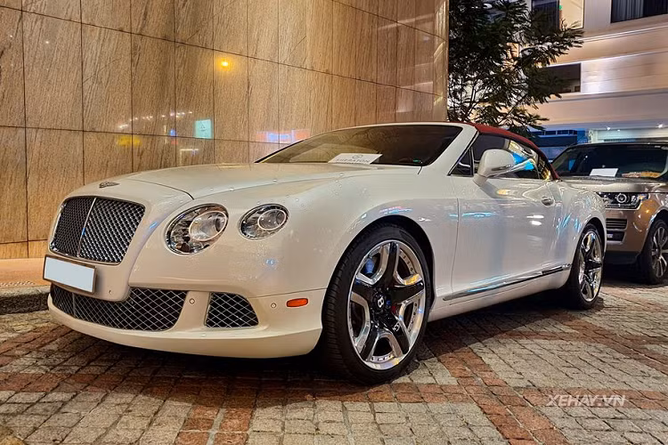 Đối với siêu phẩm Bentley Continental GTC W12 Mulliner trong bài viết. Chiếc xe này được đưa về nước thông qua một công ty nhập khẩu xe tư nhân cách đây nhiều năm và được chính bộ phận Mulliner, một đơn vị chuyên cá nhân hoá của Bentley chế tác. Nhờ đó, chiếc xe này có vô số những điểm nổi bật mà ít có mẫu nào sánh kịp.