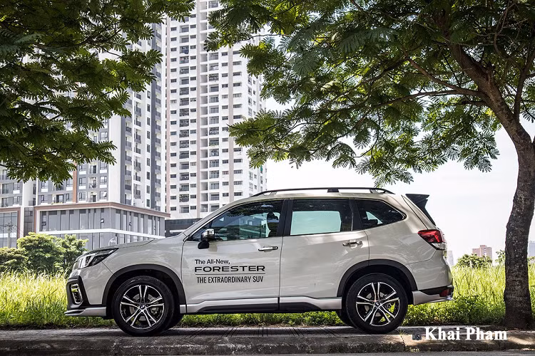 Ghế trước trên chiếc CUV của Subaru vẫn sở hữu tính năng chỉnh điện đa hướng, nâng hạ ghế để phù hợp với tầm vóc của tài xế khi điều khiển xe. Ở hàng ghế sau, 3 tựa đầu tiếp tục được duy trì cùng bệ tỳ tay ở vị trí trung tâm và hàng ghế này có thể gập 60:40. Subaru Forester GT Edition 2020 có phần vô-lăng bọc da hoàn toàn, nhiều tính năng được kết hợp ở khu vực này, trong đó hệ thống ga tự động có xuất hiện. Ngay phía sau, mẫu CUV an toàn nhất phân khúc này sử dụng đồng hồ analog.