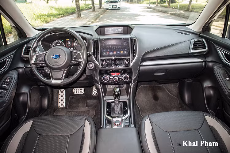 Bên trong khoang cabin, Subaru Forester bản GT Edition hiện đại hơn nhờ một vài thay đổi đến từ nhà sản xuất Nhật Bản. Theo đó, khách hàng sẽ được trải nghiệm bộ ghế da được phối màu đen/trắng mang phong cách thể thao trên Subaru Forester GT Edition thay vì một tông màu đen của các phiên bản tiêu chuẩn.