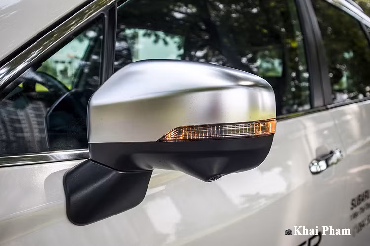 Subaru Forester mới sử dụng cụm đèn hậu LED tạo hình chữ "C" quay ngược, logo GT Edition là điểm giúp khách hàng nhận diện phiên bản này gắn ở đèn hậu bên phải. Thay đổi lớn nhất trên Subaru Forester GT Edition 2020 là xe có thêm cánh lướt gió trên cao mới kết hợp cùng đèn phanh LED, cản sau thể thao và chụp ống xả giúp xe ấn tượng hơn bản tiêu chuẩn.