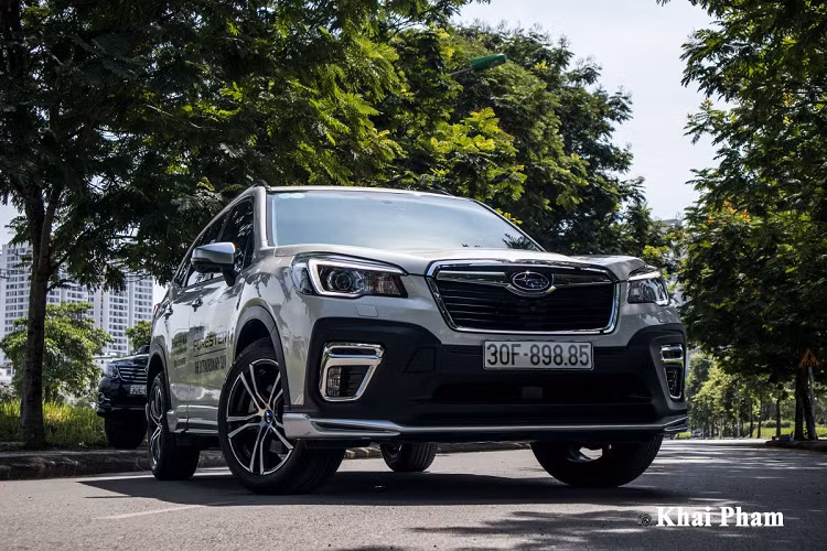 Tháng 7/2019, Subaru Forester thế hệ thứ 5 chính thức ra mắt thị trường Việt Nam với nhiều công nghệ đột phá hơn trước nhằm cạnh tranh trong phân khúc Crossover (CUV) cùng Honda CR-V, Mazda CX-5, Hyundai Tucson... Mặc dù thuộc thế hệ mới, nhưng Subaru Forester không có quá nhiều thay đổi ở ngoại hình cũng như thiết kế nội thất, vẫn là dáng vẻ trung tính đặc trưng của thương hiệu xe hơi Nhật Bản.