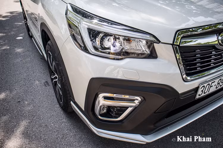 Subaru Forester GT Edition 2020 không thay đổi qua nhiều, phần đầu chiếc xe ô tô mới mới này được bổ sung thêm cản trước góc cạnh hơn, ngay phía trên là phần nhựa ốp sơn đen ôm trọn đèn sương mù. Gói phụ kiện mới GT Edition trên Subaru Forester 2020 không can thiệp về mặt công nghệ nên xe vẫn sử dụng đèn LED với bóng Projector kết hợp đèn định vị ban ngày hình móc câu.