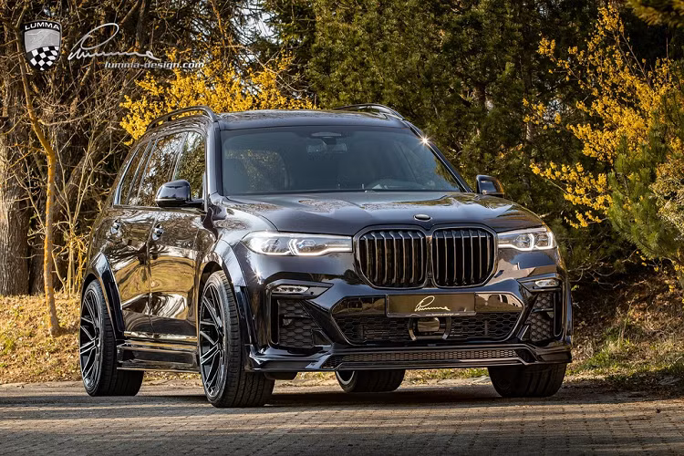  BMW X7 2020 mới là mẫu SUV đầu bảng của hãng xe xứ Bavaria. Ở thiết kế nguyên bản, X7 đã sở hữu thân hình đồ sộ và cơ bắp. Thế nhưng dưới bàn tay của hãng độ Lumma Design, X7 còn trở nên nổi bật và hầm hố hơn với bộ bodykit thân rộng.