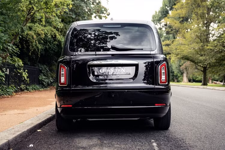 Giá xe Sutton VIP Class LEVC khởi điểm là từ 100.000 bảng Anh (tương đương 2,99 tỷ đồng) chưa bao gồm VAT cho người mua kinh doanh, hoặc 120.000 bản Anh (tương đương 3,59 tỷ đồng) bao gồm VAT cho người mua tư nhân.