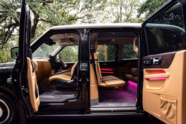 Thay vì sàn cao su cứng của xe gốc, Sutton Bespoke đã trang bị một tấm thảm dày chất lượng cao, trong khi các tấm ván gỗ được làm thủ công thì tô điểm cho các chi tiết trang trí cửa. Những thay đổi khác bao gồm nóc xe nhìn toàn cảnh và hệ thống đèn chiếu sáng xung quanh. Cửa xe cũng được nâng cấp để đóng êm tai hơn.