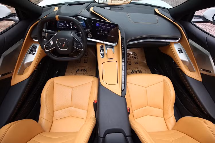 Nhiều chi tiết của Corvette C8 Stingray được lấy cảm hứng từ các dòng máy bay chiến đấu Lockheed Martin F22/F35 và mang phong cách của xe đua Công Thức 1, ngoại hình của Corvette C8 giờ đây vừa gợi cảm, lại vừa mềm mại, đây là những đặc điểm chúng ta thường thấy trên các siêu xe đắt tiền của các thương hiệu như Ferrari và McLaren. 