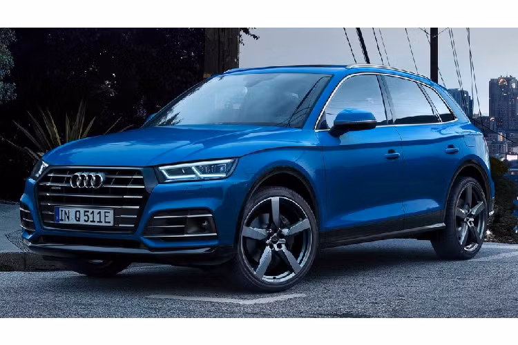 Trái với chiếc sedan full-size hạng sang A8 TFSI e quattro, mẫu CUV cỡ nhỏ Audi Q5 TFSI 2020 mới chỉ sở hữu 4 thay vì 6 xi-lanh. Động cơ 2.0 lít này được kết nối với hộp số DCT 7 cấp độ và một động cơ điện, đưa tổng công suất cực đại lên mức 362 mã lực. Và với lượng mô-men xoắn ở mức hơn 500 Nm, Q5 TFSI e quattro sở hữu khả năng tăng tốc từ 0 lên 96 km/h chỉ trong 5 giây.