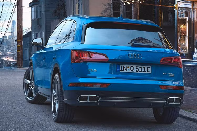 Quay trở lại với Q5 TFSI e quattro, Audi ngoài ra còn cung ứng ra thị trường thêm 2 phiên bản là Premium Plus và Prestige. Mức giá xe Audi Q5 TFSI e quattro tương ứng là 56.600 USD (1,31 tỷ đồng) và 60.350 USD (gần 1,4 tỷ đồng), chưa bao gồm cước phí vận chuyển. Tuy nhiên, câu hỏi đặt ra rằng liệu Audi có trang bị đầy đủ các yếu tố cần thiết cho một chiếc xe sang để di chuyển hàng ngày theo như tiêu chuẩn?