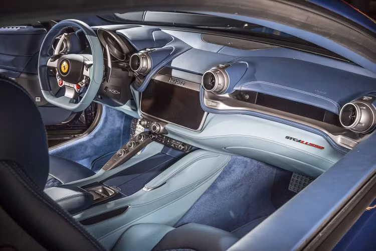 Ferrari ra mắt GTC4 Lusso vào cuối năm 2016 nhằm thay thế Ferrari FF trước đó. Chiếc xe sở hữu nhiều nâng cấp so với FF trước đó. Vẻ ngoài hiện đại hơn với đèn trước LED, lưới tản nhiệt đơn với ba dải mạ crôm nằm ngang, được tạo ra để làm mát động cơ, đồng thời mang đến vẻ hầm hố cho xe.