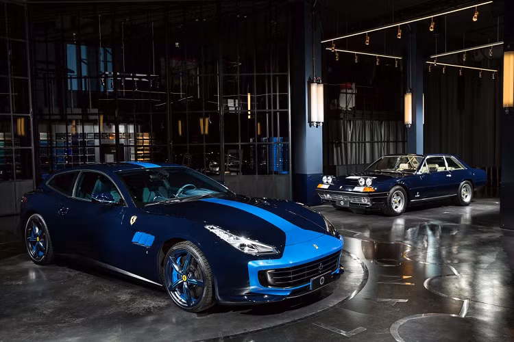 Phối màu của xe được lấy cảm hứng từ chiếc Ferrari 400i, chiếc xe mà Lapo Elkann đã mua vào năm 2016. Theo chia sẻ từ những người đam mê Ferrari lâu năm, màu sơn Blu Le Mans trên chiếc xe này là một trong những màu sơn đẹp mắt nhất từng được Ferrari sử dụng.