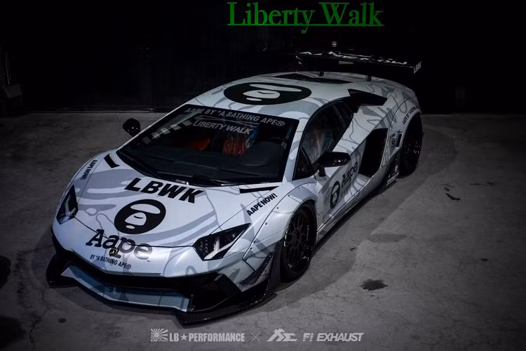 Siêu xe Lamborhgini Aventador mang trên mình bộ áo AAPE cũng là một điểm nhấn không thể bỏ qua tại Tokyo Auto Salon vừa qua, bên cạnh bộ đôi LB-Silhouette GT-R và Skyline GT-R cũng như LB-WORKS Huracan ASSC. Xe khoác lên mình bộ áo theo phong các AAPE màu trắng mờ kết hợp với xám. Logo phiên bản đặc biệt cũng như hai thương hiệu này được bố trí rộng khắp thân xe, tạo nên những điểm nhấn đẹp mắt.