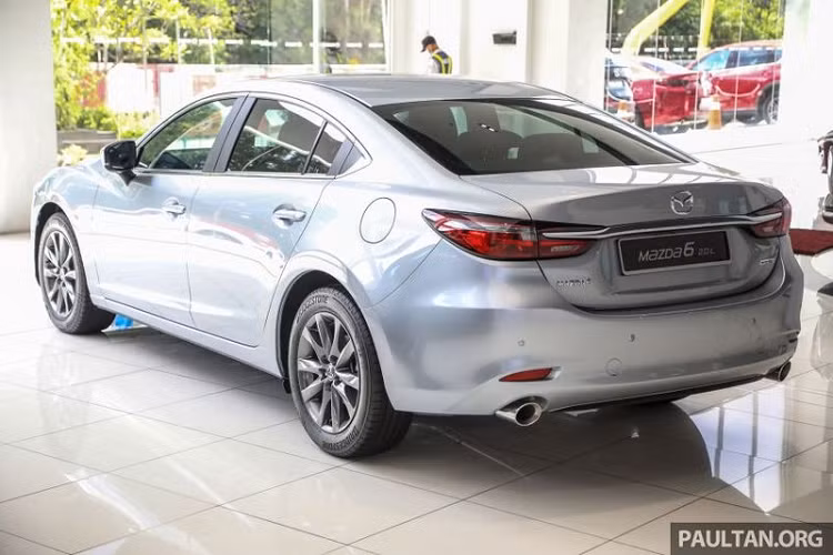 Dưới nắp ca-pô, Mazda6 2.0L Sedan nâng cấp mới được trang bị động cơ xăng SkyActiv-G 2.0L 4 xi-lanh, hút khí tự nhiên, kết hợp dẫn động cầu trước và hộp số tự động chuyển đổi mô-men xoắn 6 cấp SkyActiv-Drive. Cỗ máy này cho công suất 162 mã lực tại 6.000 vòng/phút và mô-men xoắn cực đại 213Nm tại 4.000 vòng/phút, mức tiêu thụ nhiên liệu trung bình 6,5 lít / 100km. 
