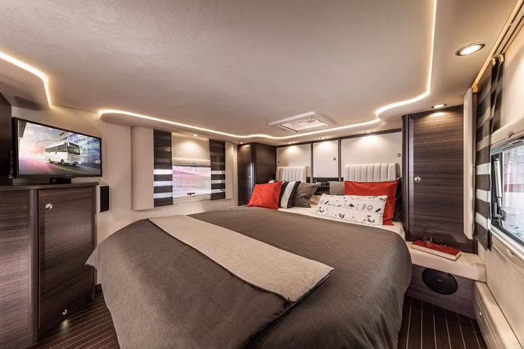 Khu vực bếp có đầy đủ trang bị với bếp ga, bồn rửa thép không gỉ và một tủ lạnh/tủ đông. Những chi tiết nổi bật khác bao gồm máy pha cà phê và các tùy chọn như lò vi sóng và máy rửa bát đĩa.