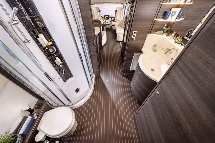 Chịu trách nhiệm đẩy chiếc xe từ điểm A tới điểm B là một khối động cơ chạy dầu 6 xi-lanh dung tích 7.7 lít, sản sinh 295 mã lực. Tuy nhiên, bởi nó nặng nề và to lớn đến thế, người lái sẽ cần đến một bằng lái đặc biệt tùy thuộc nơi họ sinh sống.
