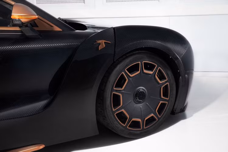Chủ nhân mới đây sở hữu 1 trong 5 chiếc hypercar này là Michael Fux, một doanh nhân người Mỹ và một người đam mê xe hơi.