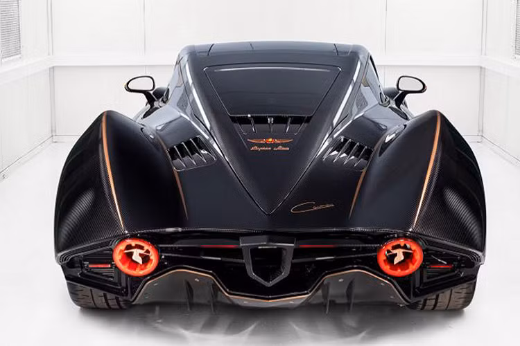 Mẫu xe hypercar điện Carmen Boulogne trang bị động cơ điện kép dẫn động cầu sau, cho phép nó sản sinh công suất 1.511 mã lực và momen xoắn cực đại 1.600Nm. Nhờ đó, chiếc xe có thể chạy nước rút từ 0-100km/h trong chưa đầy 2 giây và có tốc độ tối đa hơn 290km/h.