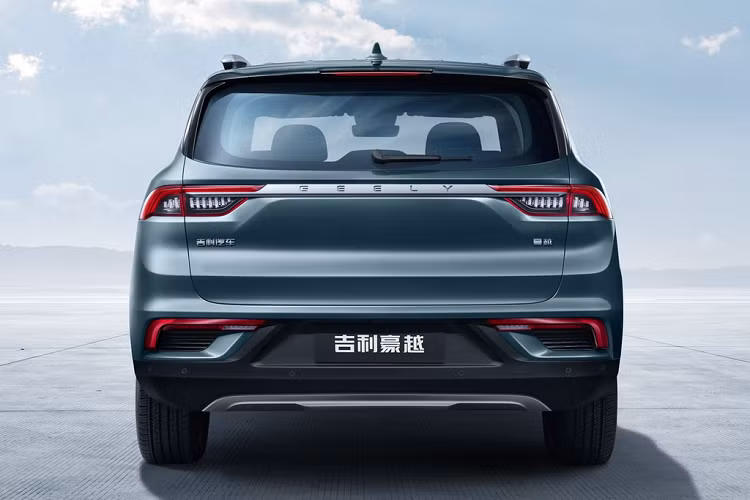 Nội thất của Geely VX11 tương đối rộng rãi, cửa sổ có thiết kế lớn. Xe cũng có cửa sổ trời toàn cảnh, màn hình giải trí cảm ứng có kích thước ngang máy tính bảng.