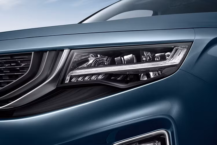 Geely VX11 thế hệ mới có kích thước dài x rộng x cao lần lượt là 4.835 x 1.900 x 1.780 mm, trục cơ sở 2.815 mm. So với Mazda CX-8, VX11 ngắn hơn 65 mm, rộng hơn 60 mm và cao hơn 50 mm.