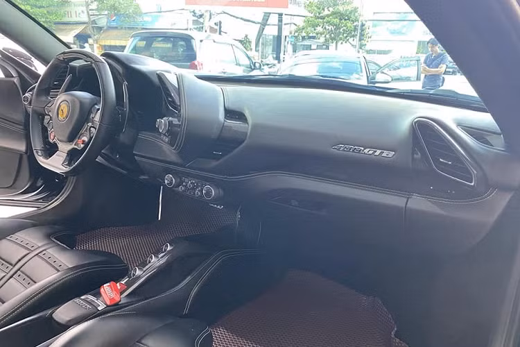 Những chiếc siêu xe mang gói độ Liberty Walk có những dấu hiệu nhận biết rất riêng biệt. Bên hông đầu xe chiếc Ferrari 488 GTB lúc mới mang gói độ Liberty Walk còn xuất hiện hai vây cá bằng carbon cỡ lớn nhưng hiện tại chi tiết này đã được tháo khỏi xe. Nguyên bản chiếc siêu xe Ferrari 488 GTB độ Liberty Walk độc nhất vô nhị tại Việt Nam còn có cánh lướt gió cỡ lớn phía trước đầu xe nhưng hiện tại chi tiết này đã không còn xuất hiện.
