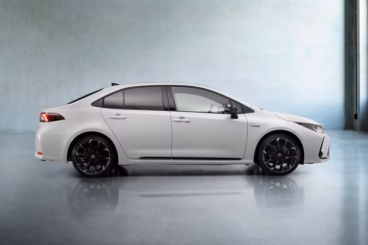 Cụ thể, vào năm ngoái, người dùng đã có cơ hội chiêm ngưỡng Toyota Corolla Altis GR Sport phiên bản ASEAN khi xe ra mắt tại Thái Lan. Theo đó, xe nhận được hàng loạt tinh chỉnh tại cản, cánh gió bên, la-zăng và các chi tiết trang trí ngoại thất khác. Song, biến thể mới tại trời Âu còn ấn tượng hơn nữa.