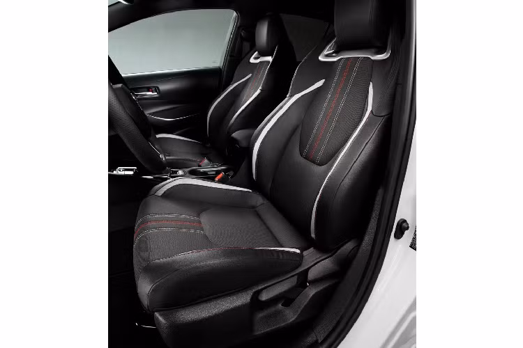 Toyota Corolla GR Sport 2021 sở hữu cánh gió mới trên nắp cốp sau và logo GR Sport. Ngoài ra, xe còn có trang trí màu đen mới phía trên biển số xe. La-zăng mới có sẵn trong các tùy chọn 17 hoặc 18 inch. Mui xe màu đen cũng là một tùy chọn để tăng thêm sự hấp dẫn.