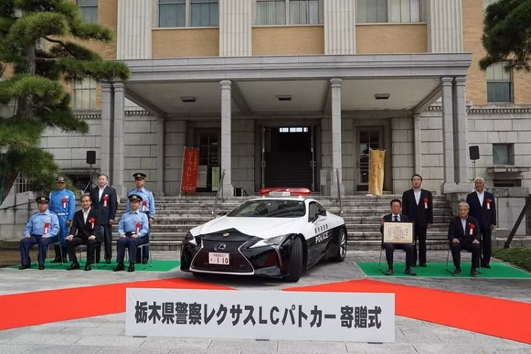 Chiếc siêu xe Nissan GT-R được giao cho lực lượng cảnh sát tỉnh Tochigi trong một buổi lễ đặc biệt vào năm 2018. Và sau hơn 2 năm, tỉnh Tochigi của Nhật Bản tiếp tục gây xôn xao với giới mê xe trên thế giới khi bổ sung tiếp một chiếc xe tuần tra rất "xịn sò" mang tên gọi Lexus LC500 cảnh sát. Chiếc xe thể thao đẹp mắt này được thiết kế riêng cho lực lượng chức năng tỉnh Tochigi và được một đại gia của tỉnh này mua tặng.