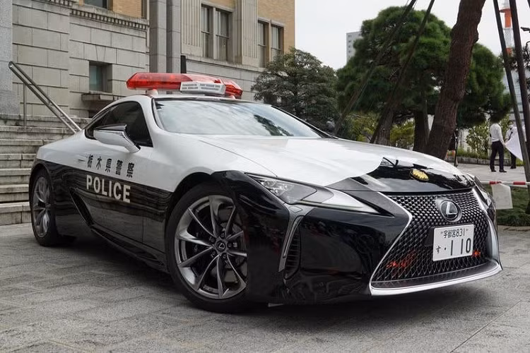 Tiến vào bên trong khoang lái, Lexus LC500 có ghế ngồi được bọc da cao cấp, hệ thống giải trí với màn hình 10,3 inch kết nối cùng cụm phím touchpad. Một số chi tiết như bảng điều khiển trung tâm và bảng táp-lô đều do các thợ thủ công Takumi nổi tiếng của Lexus chế tạo.