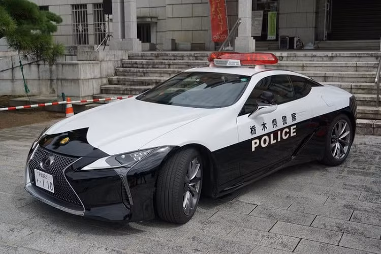 "Trái tim" xe cảnh sát Lexus LC500 là khối động cơ xăng V8, dung tích 5.0 lít, hút khí tự nhiên, 32 van, sản sinh công suất tối đa 471 mã lực tại vòng tua máy 7.100 vòng/phút và mô-men xoắn cực đại 540 Nm tại vòng tua máy 4.800 vòng/phút.