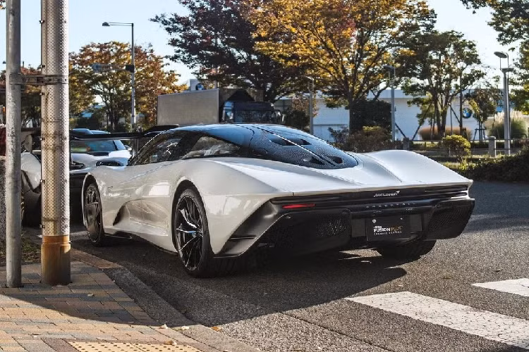 Ở trên McLaren Speedtail của đại gia Nhật Bản, hãng siêu xe Anh quốc trang bị cho xe bộ mâm đúc bằng hợp kim siêu nhẹ với thiết kế đa chấu theo hình cánh quạt. Ở phía trước, bộ mâm này sẽ được trang bị thêm bộ che khí được làm bằng sợi carbon. Trước đây, kiểu thiết kế này được sử dụng trên xe đua Công thức 1 cũng như nhiều loại xe đua LM, GTE khác.