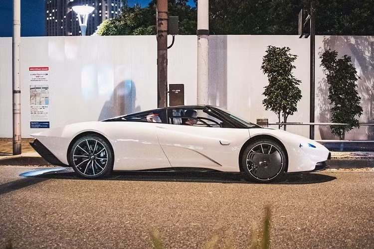 Trước khi không may gặp nạn cùng chiếc siêu xe đắt đỏ McLaren Speedtail này, chủ nhân đã cho xe di chuyển trên nhiều tuyến đường ở Nhật Bản và nhận không ít sự quan tâm của cánh săn ảnh tại đây. Chiếc McLaren Speedtail này có màu trắng trùng màu sơn với chiếc McLaren Senna của đại gia này sở hữu trước đó. Xe có 3 chỗ ngồi với ghế bọc màu da bò.