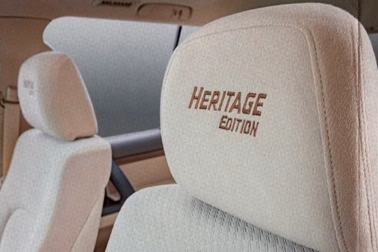 Mở cửa và bước vào bên trong xe, người lái được chào đón bằng không gian nội thất bọc nỉ với logo "Heritage Edition" trên ghế. Đặc biệt, xe sẽ được trang bị máy bơm ô tô hàng chính hãng - một tính năng giống với đối thủ Land Rover Defender.